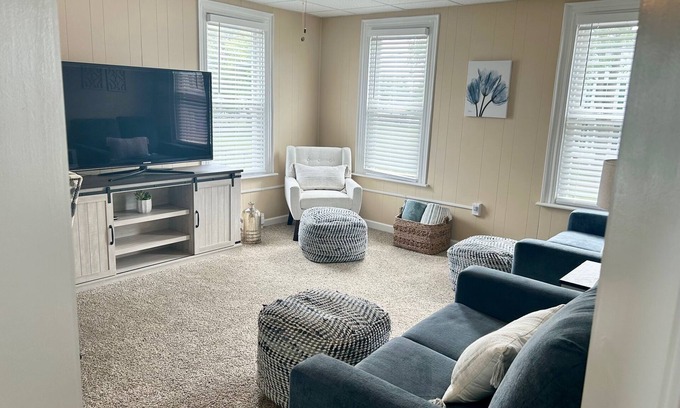 Midway Appartement | Remodeled 2 BR 2nd Fl Apartment in Hanover