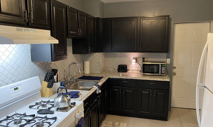 Wilmington Maison | Remodeled 3 bdr 1b house with full backyard and deck
