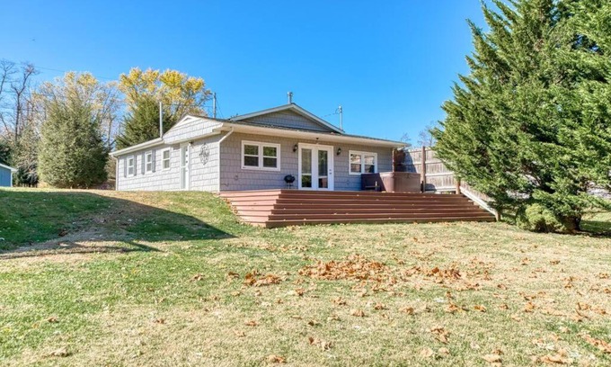 Belspring Maison | Remodeled, 3 BR, cabin on river