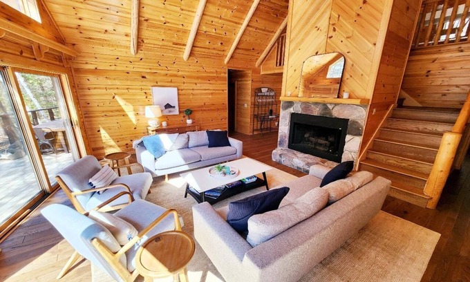 Harbor Springs Maison | Remodeled 4 bedroom home in Good Hart close to Lake Michigan beaches