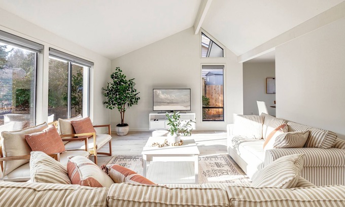 Cougar Mountain Maison | Remodeled 4BR Artistical Villa/ Gym&Music&Game