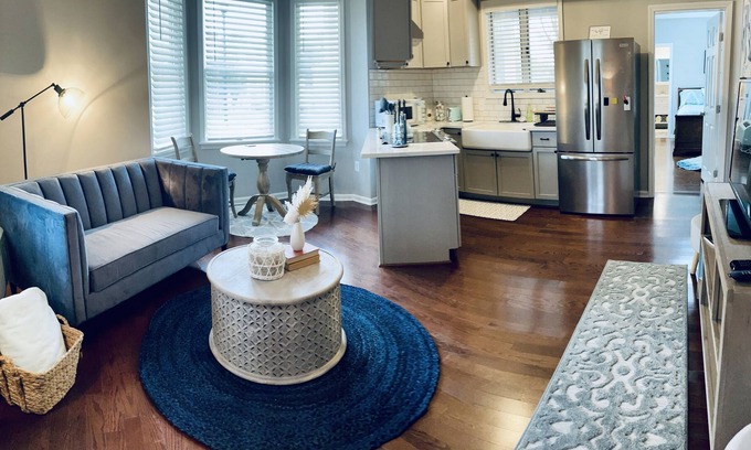 Manassas Appartement | Remodeled apt in the heart of old town Manassas. Near pubs/restaurants/shops/VRE