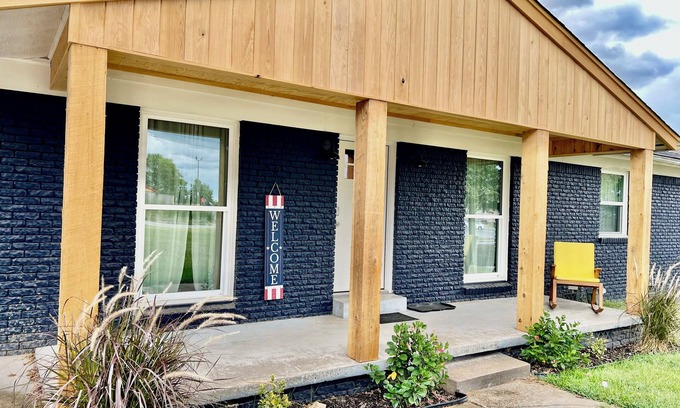 Benton Maison | Remodeled Benton home-sleeps 7/Coffee bar/WI-FI & Netflix/easy access to freeway