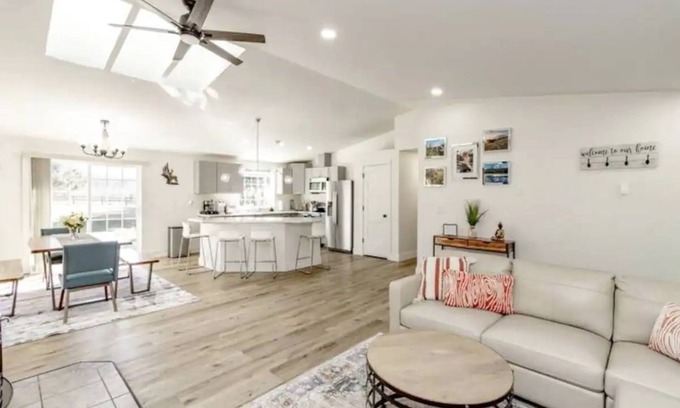 Pierce County Cabine | Remodeled Cottage w/Hot tub, 15 mins away from Mt. Rainier Park entrance