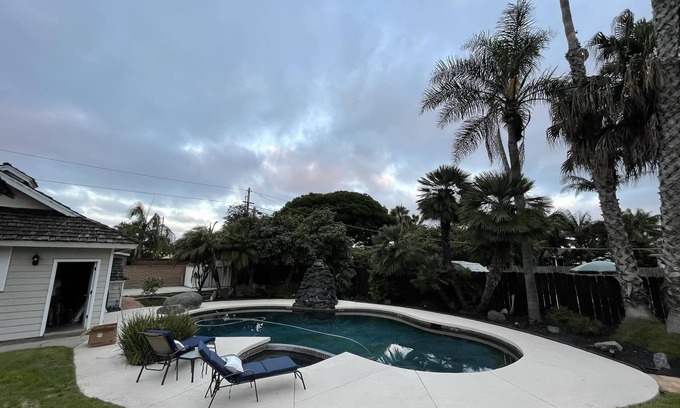South Oceanside Maison | Remodeled cozy family surf house with jacuzzi and pool located near the beach!