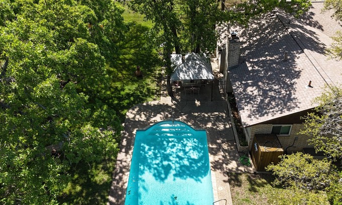 Cross Mountain Maison | Remodeled hill country house, pool, 1.25 fenced acres Fiesta Texas - Sea World