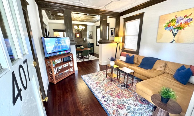 Greater Heights Maison | Remodeled historic 2/1 in the greater Heights. 27" Monitor/desk, and fenced.