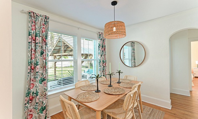 River District Maison | Remodeled home in Historic neighborhood. 20 min.~ AMI/ 5 min ~downtown Bradenton