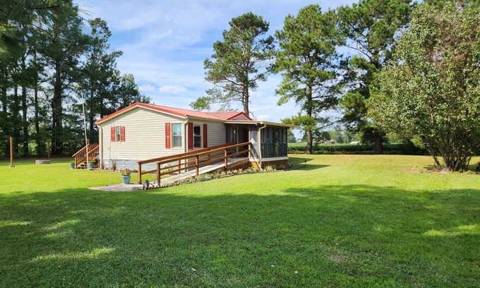 Whiteville Maison | Remodeled home w/ firepit, large yard & amenities of home. Quiet and cozy!
