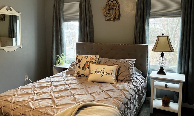 Johnson City Maison | Remodeled home with a view, close to BGM airport.