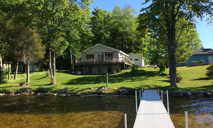 Germfask Cottage | Remodelé Lake Front Cottage On S. Lac Manistique, superbes vues et pêche