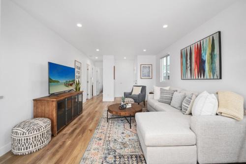 West Newport Maison | Remodeled - Modern - 2 Bedroom - Walk to the Beach