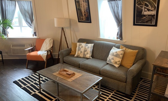 Lynden Maison | Remodeled private room in a windmill (right downtown)