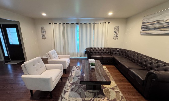 Darien Maison | Remodeled SFR w/fireplace, super close to main highways and Chicago