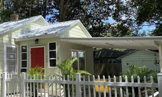Pleasant Street Maison | Remodeled Vintage Private Home. <5 min to UF and Downtown