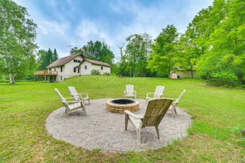 Hulbert Township Maison | Remote and Peaceful Getaway with Games in Eckerman