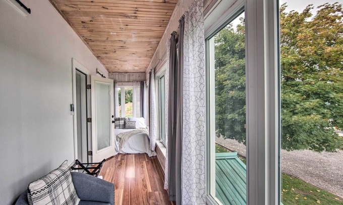 Halifax Maison | Secluded Escape: Halifax Farmhouse with Hot Tub!