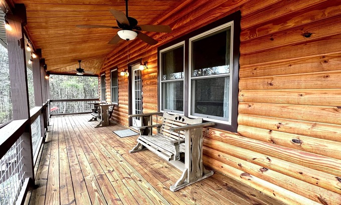 Bentonville Cabine | Remote Riverfront Cabin! Hot Tub * Fast Wi-Fi * Disc Golf * Pool Table * Canoes!