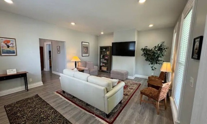 Bryant Maison | Reno'd 5Pts Buffalo Gem - Parking/Walkable with WiFi and AC
