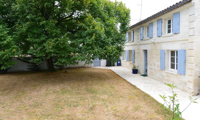 Saint-Georges-des-Coteaux Villa | propriété Charentaise rénovée avec piscine privée.9 couchages. Animaux acceptés