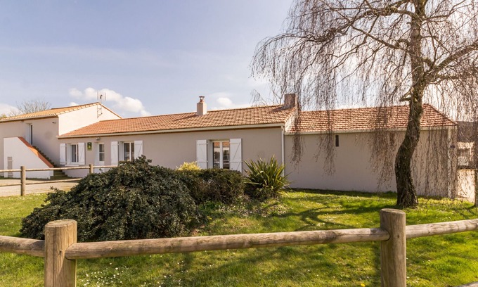 Saint-Hilaire-de-Chaleons Cottage | Gîte rénové près de la mer avec jardin clos, cheminée, Wifi et équipements bébé inclus.