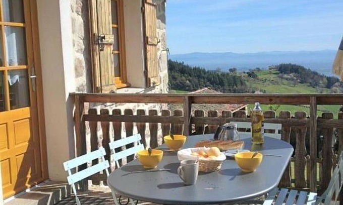 Saint-Bonnet-le-Courreau Cottage | Gîte rénové avec cheminée et jardin à 15 km des pistes de ski