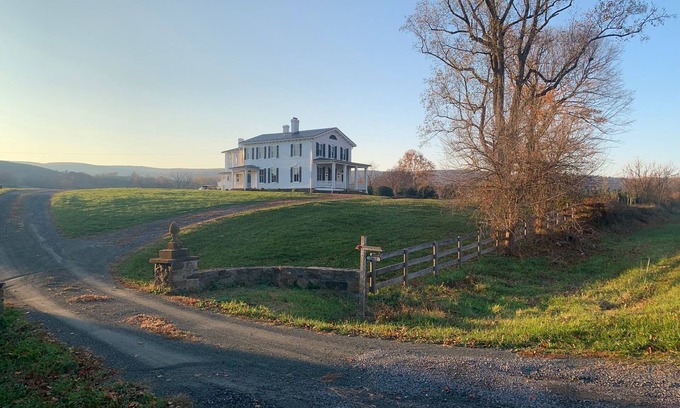 Rippon Maison | Renovated 1880s farmhouse near the Blue Ridge and Sky Meadows with amazing views