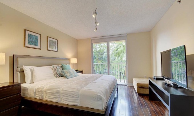 Aventura Appartement | Renovated 2/2 Unit at Yacht Club/Aventura
