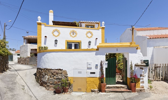 Azoia Cottage | Rénové 2 chambres, 2 salles de bain, terrasses W / Vues sur l'océan, dans le plus charmant village de Sintra