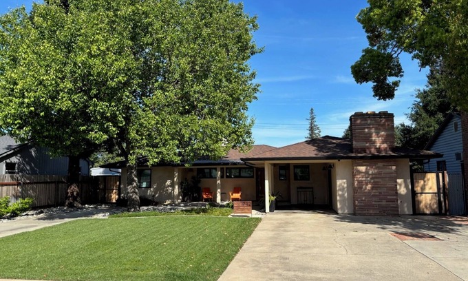 Lodi Maison | Renovated 2 bedroom in a great West End location.