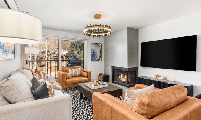 Downtown Appartement | Renovated 2 BR/2 BA In Town with AC!