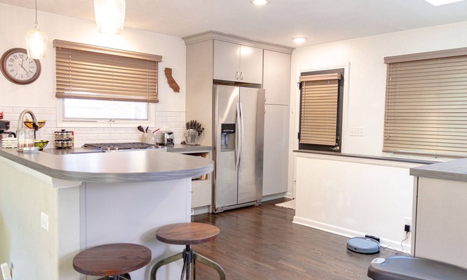 Dicken Maison | Renovated 3 bed/2.5 bath with fast wifi & 100" projector near the BIG HOUSE!