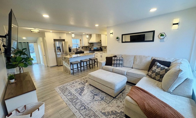 Virginia Village Maison | Renovated 3-bedroom house in Cherry Creek