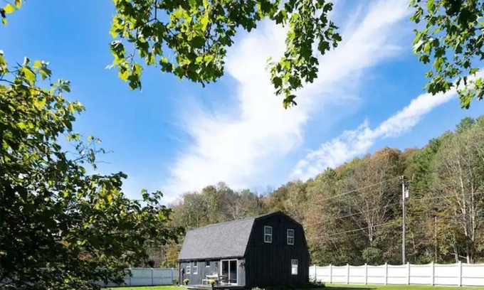 Austerlitz Maison | Renovated 4 BR 3 BA Barn; 30 mins to Hudson, 15 mins to the Berkshires!