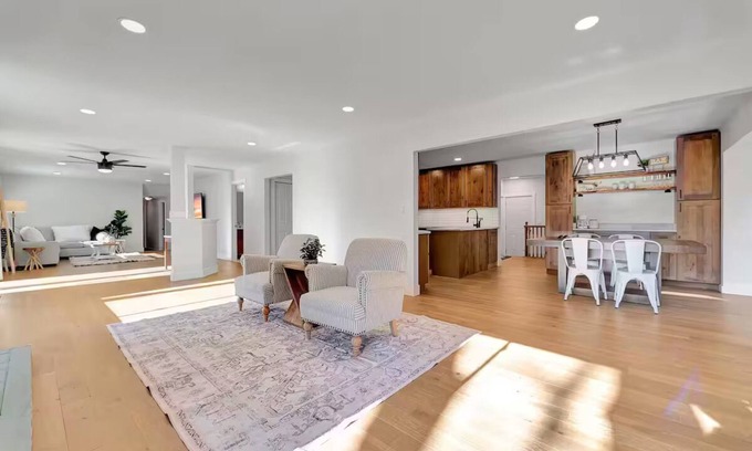 Allenton Maison | Renovated 5 Bedroom Huge Ranch. Epic kitchen, Basement, Sauna & TONs of beds+++