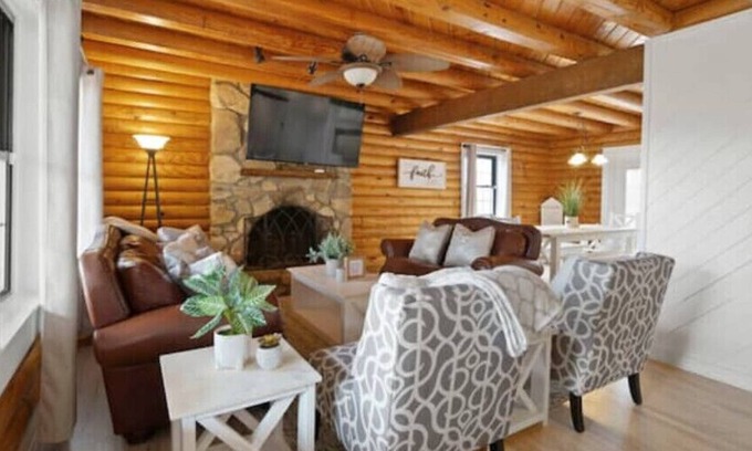 Prosperity Church Road Maison | Renovated 5BR/3BA Cabin w/ Rec Room