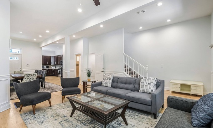 Grand Boulevard Maison | Renovated 6 Bedroom 5 Bathroom Home 10 Minutes from Downtown Chicago