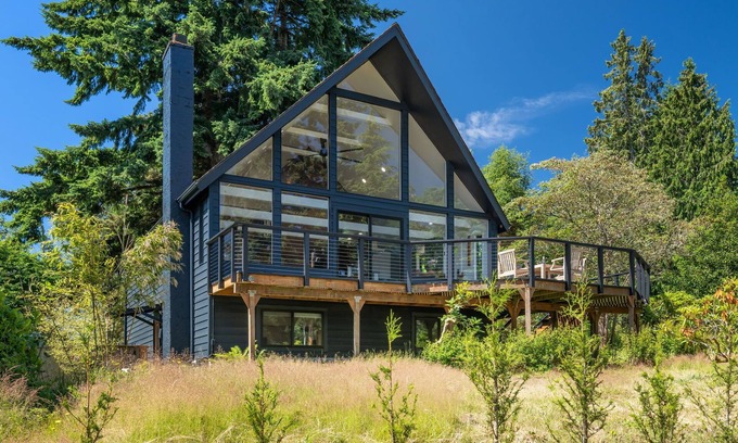 South Colby Maison | Renovated A-frame with water view