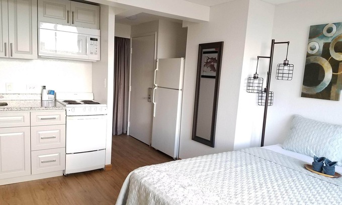 McCully - Moiliili Copropriété | Studios Waikiki adjacents récemment rénovés avec 2 salles de bain complètes, cuisine et vue sur l'océan