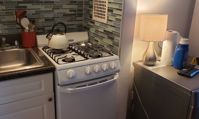 Chelsea Appartement | Renovated and Sunny Chelsea/Hudson Yards studio has Washer/Dryer, Free WiFi