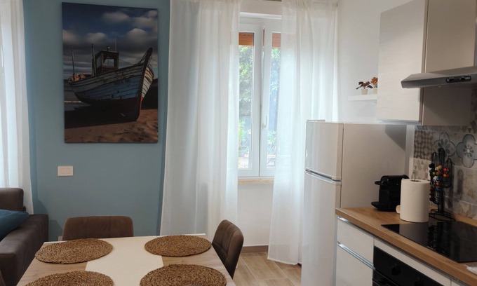 Ladispoli Appartement | Renovated apartment with garden 20 steps from the sea and 200mt from the center.