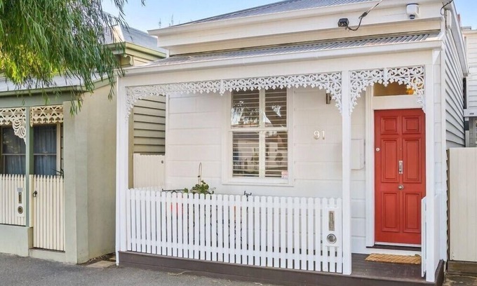 Albert Park Appartement | Renovated Brilliance in Bayside Albert Park