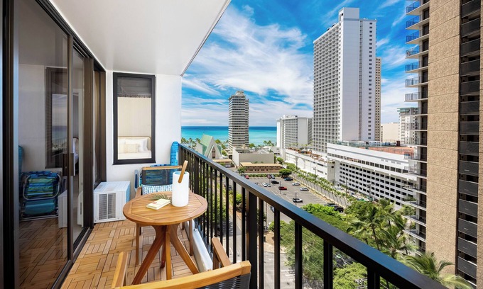 Waikiki Copropriété | Renovated Boutique-Style Ocean View Condo w/ Parking - Secret Door Surprise!