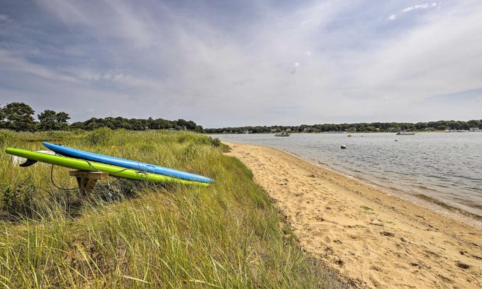 Teaticket Maison | Renovated Cape Cod Home Walk to Beach and Downtown!