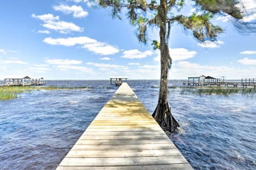 Crescent City Maison | Renovated Crescent Lake Escape with Waterfront Deck!