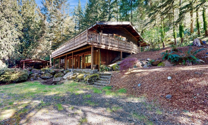 Kalama Maison | Renovated, dog-friendly lodge with river view, kayaks, great deck & firepit