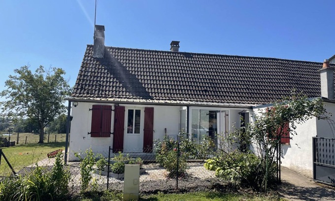 Isle-et-Bardais Cottage | Ferme rénovée avec étang privé, proche de la forêt de Tronçais, idéale pour pêche et détente