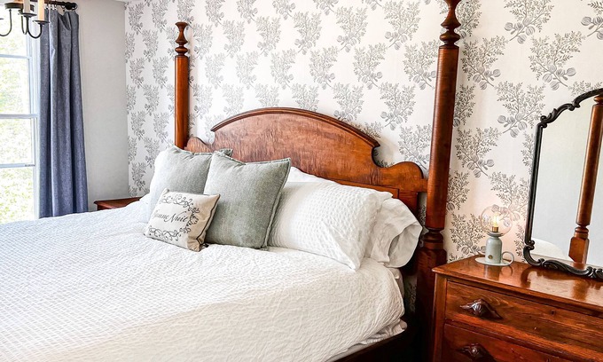 Sebago Maison | Renovated Farmhouse Close to Sebago Lake
