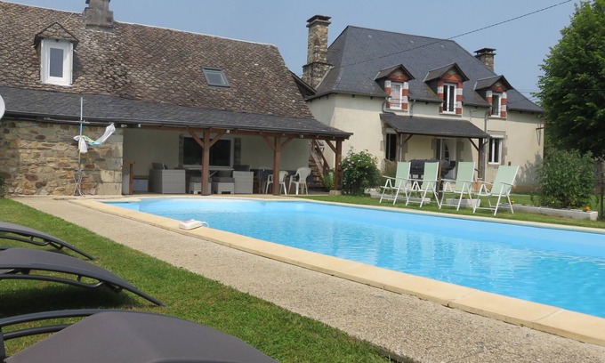 Latronche Maison | Location Gîtes rénovés 14 personnes avec piscine chauffée 10mx5m