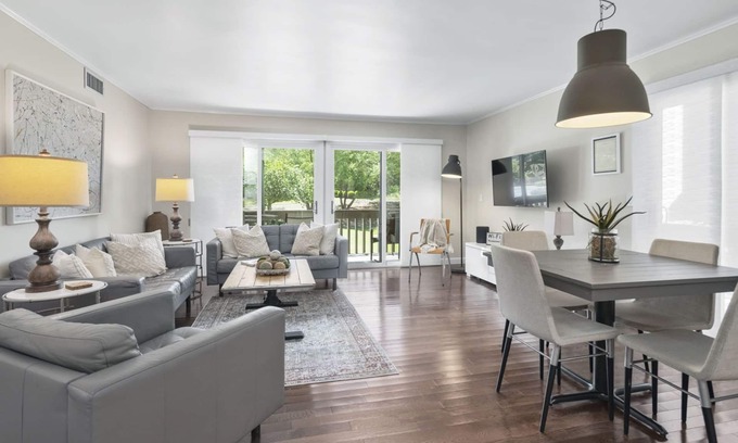 Pinehurst Copropriété | Immaculée, rénovée, rez-de-chaussée, 2 BR 2 BA, WiFi gratuit, câble, piscine.